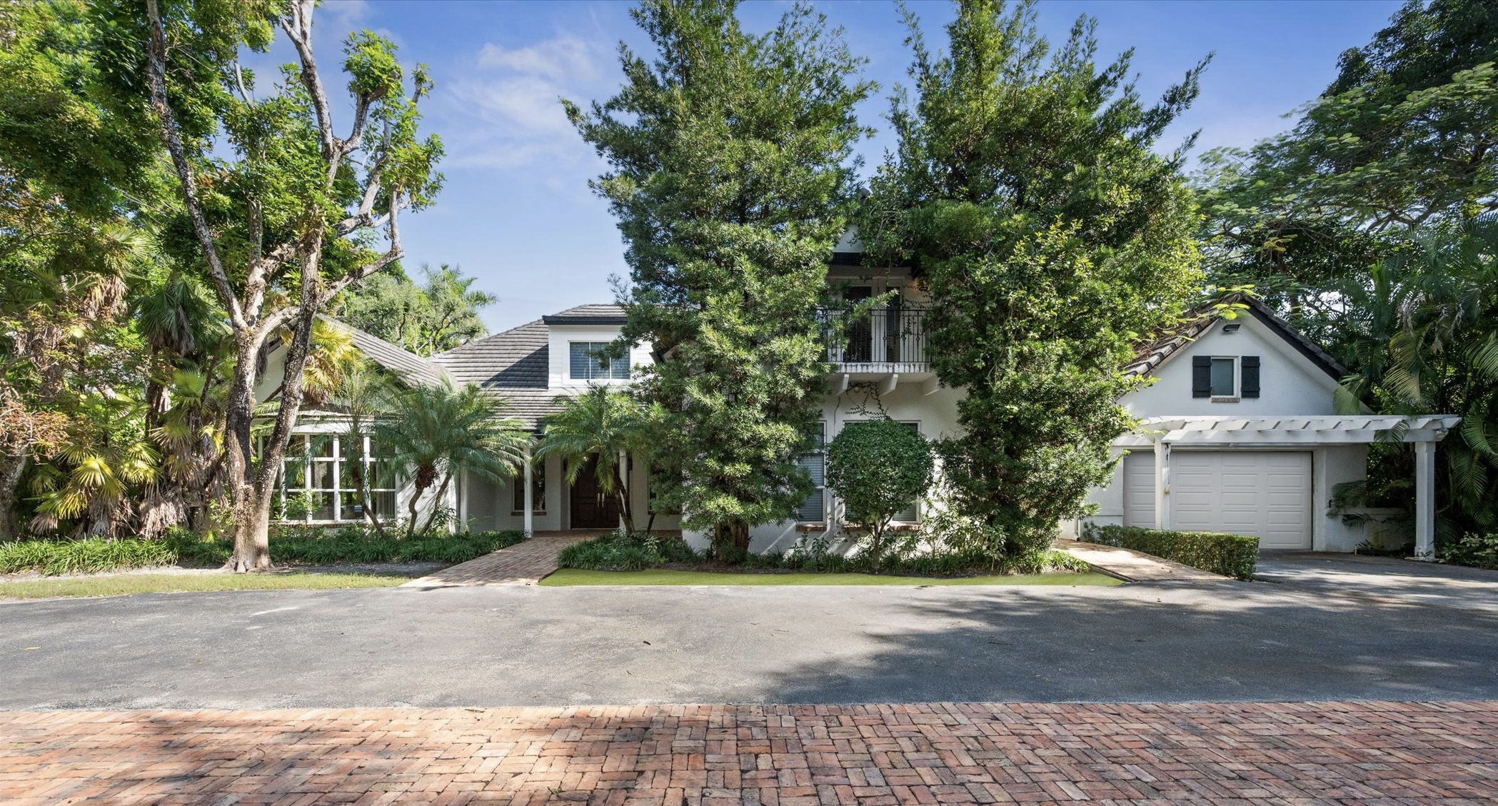 Stefano Balli Presents An Elegant Multi-Suite Hamptons-Style Residence In Pinecrest